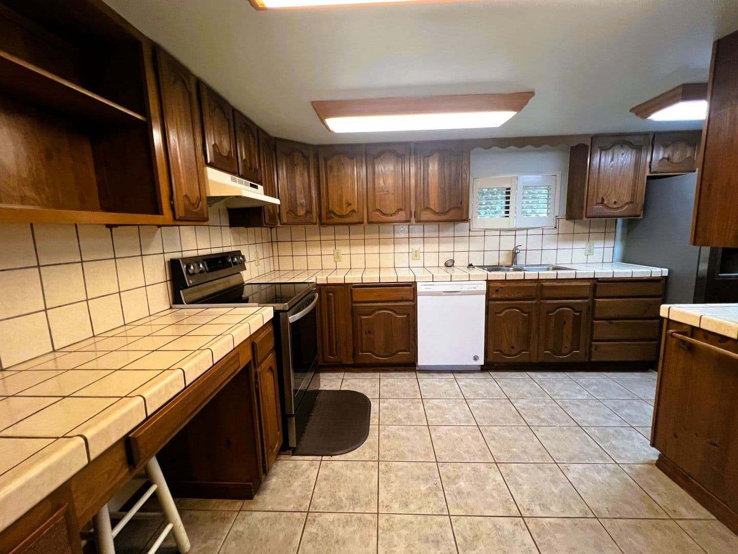 Los Molinos House: 11015 Schafer Ave