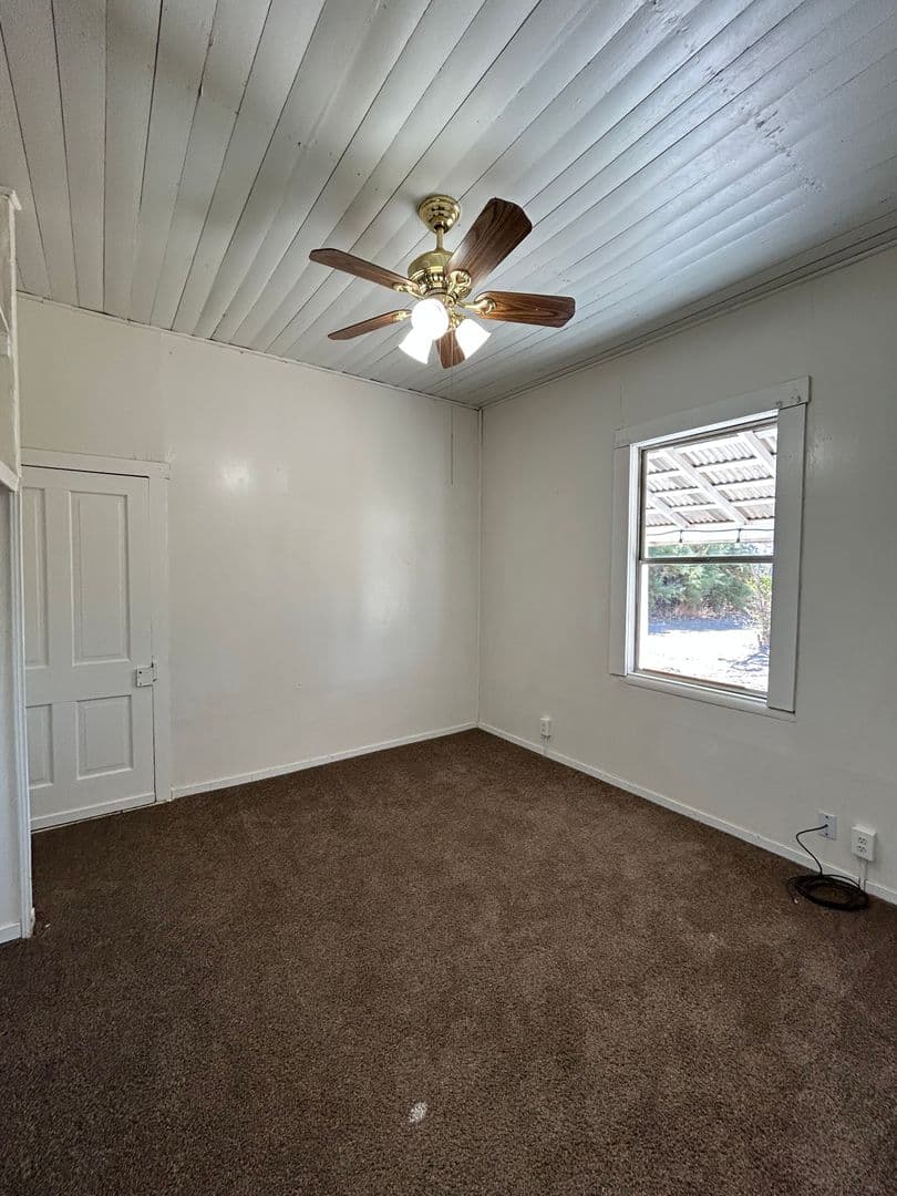 Red Bluff House: 19535 Red Bank Rd