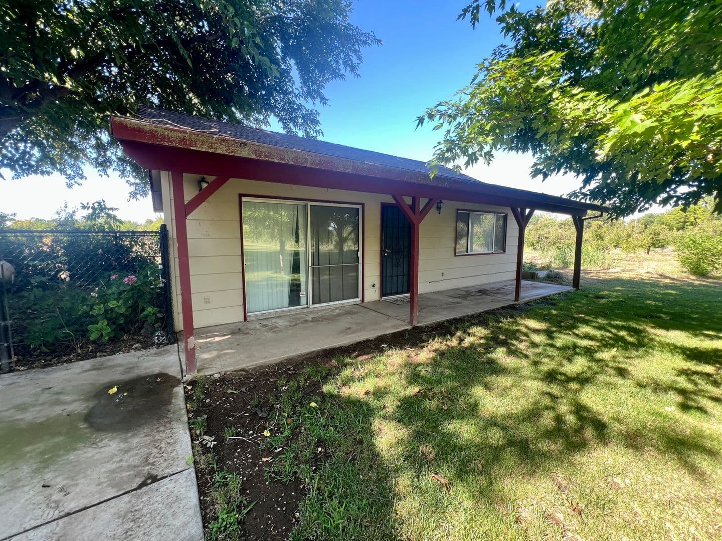 Los Molinos House: 11015 Schafer Ave