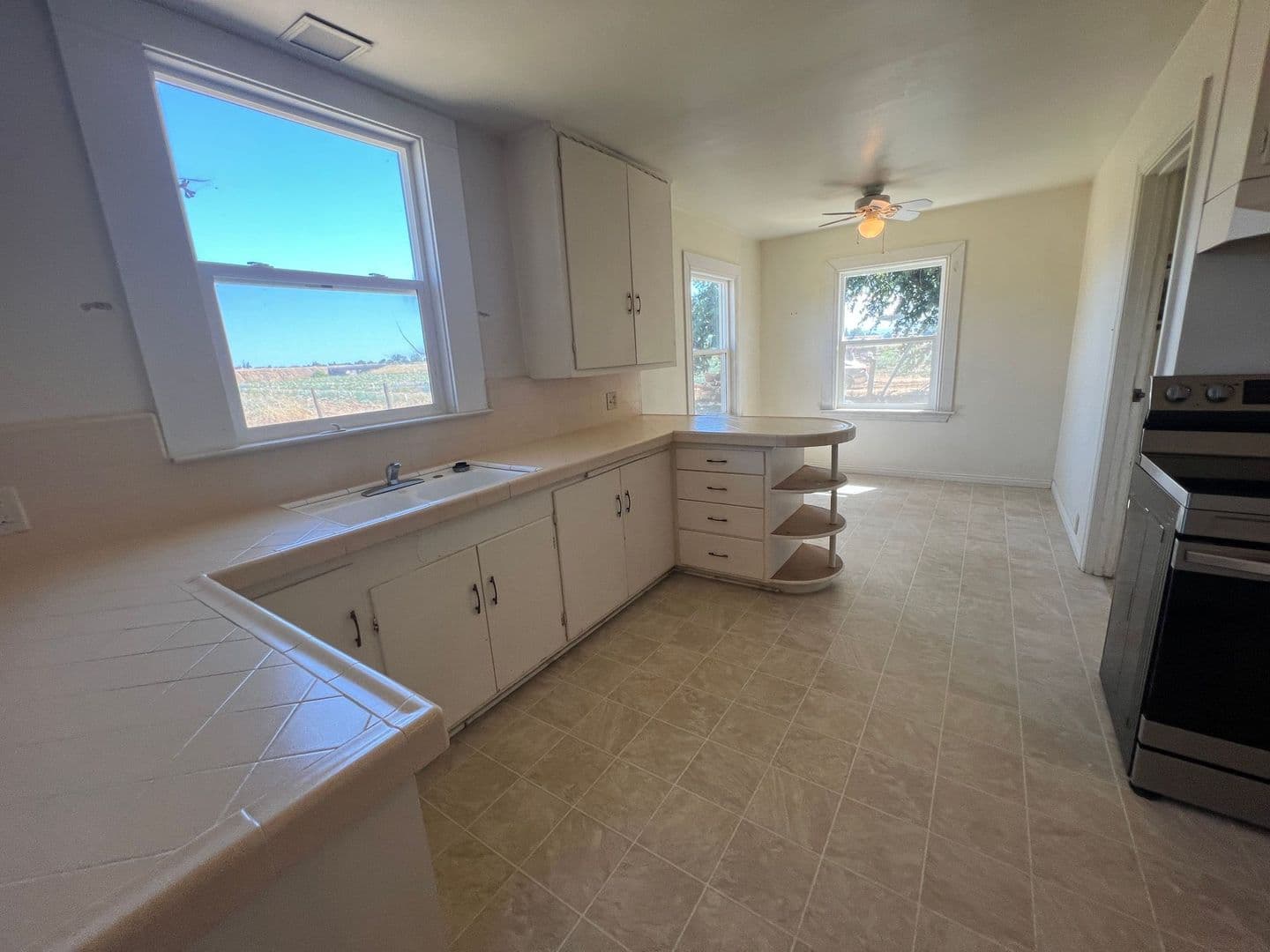 Red Bluff House: 11914 Rawson Rd