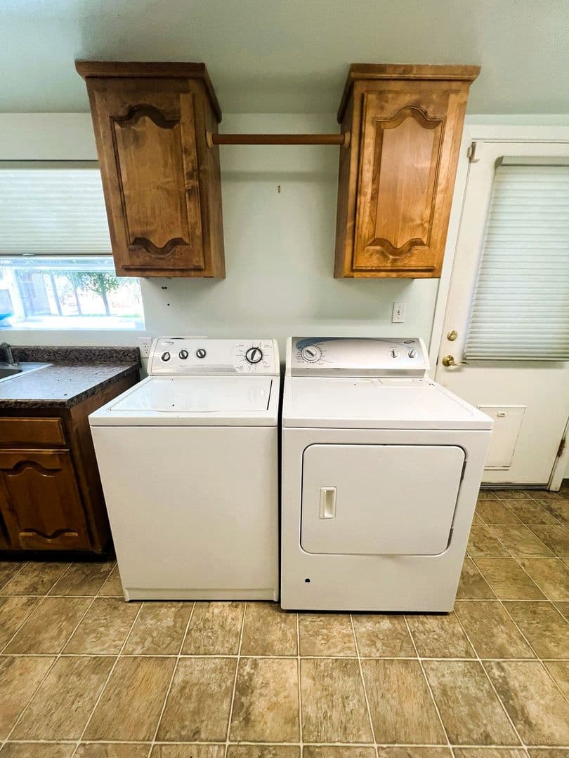 Los Molinos House: 11015 Schafer Ave