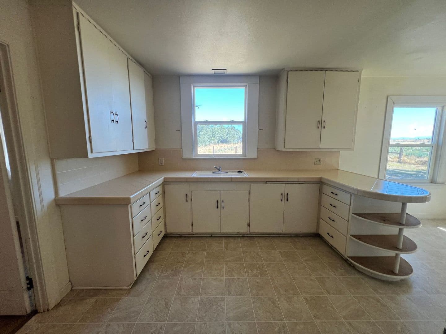 Red Bluff House: 11914 Rawson Rd