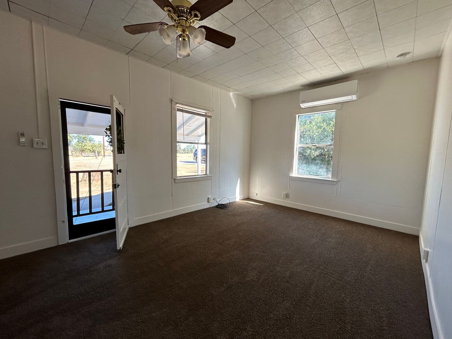 Red Bluff House: 19535 Red Bank Rd