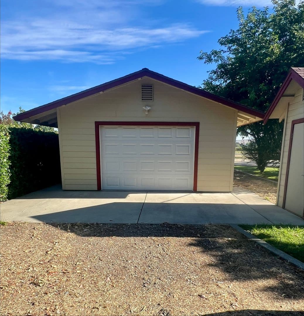 Los Molinos House: 11015 Schafer Ave