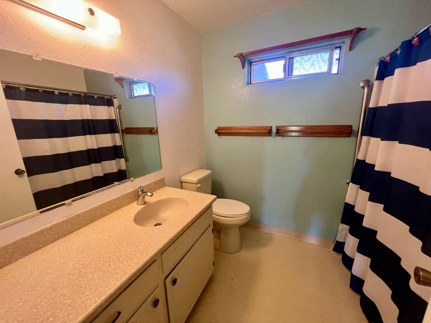 Los Molinos House: 11015 Schafer Ave