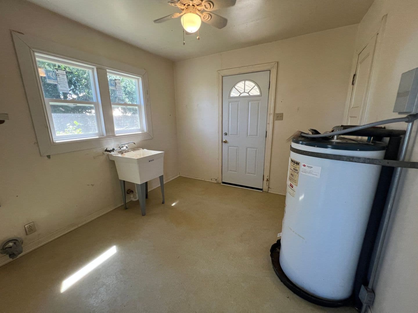 Red Bluff House: 11914 Rawson Rd