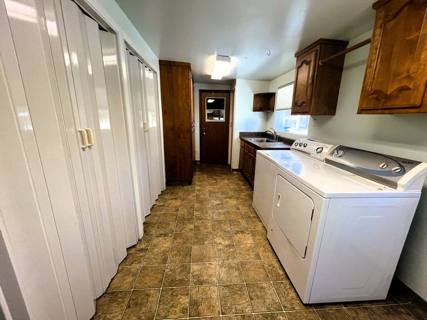 Los Molinos House: 11015 Schafer Ave