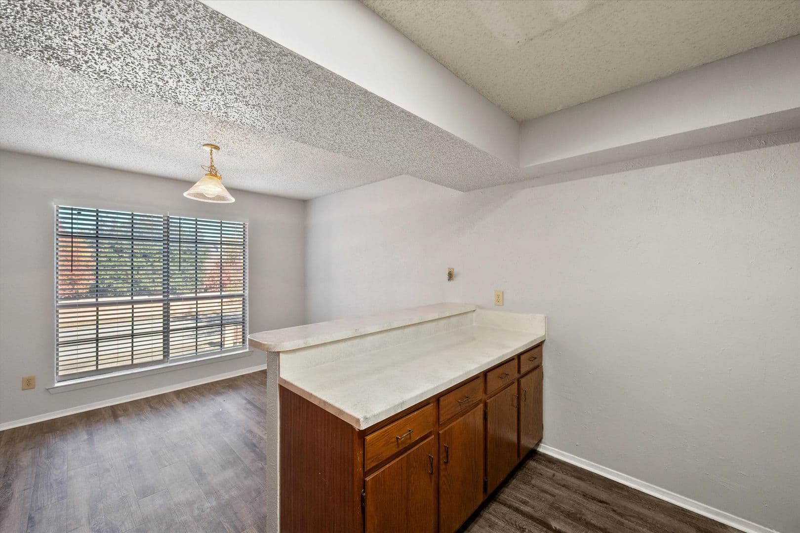 Euless Apartment: 406 E Denton Dr.