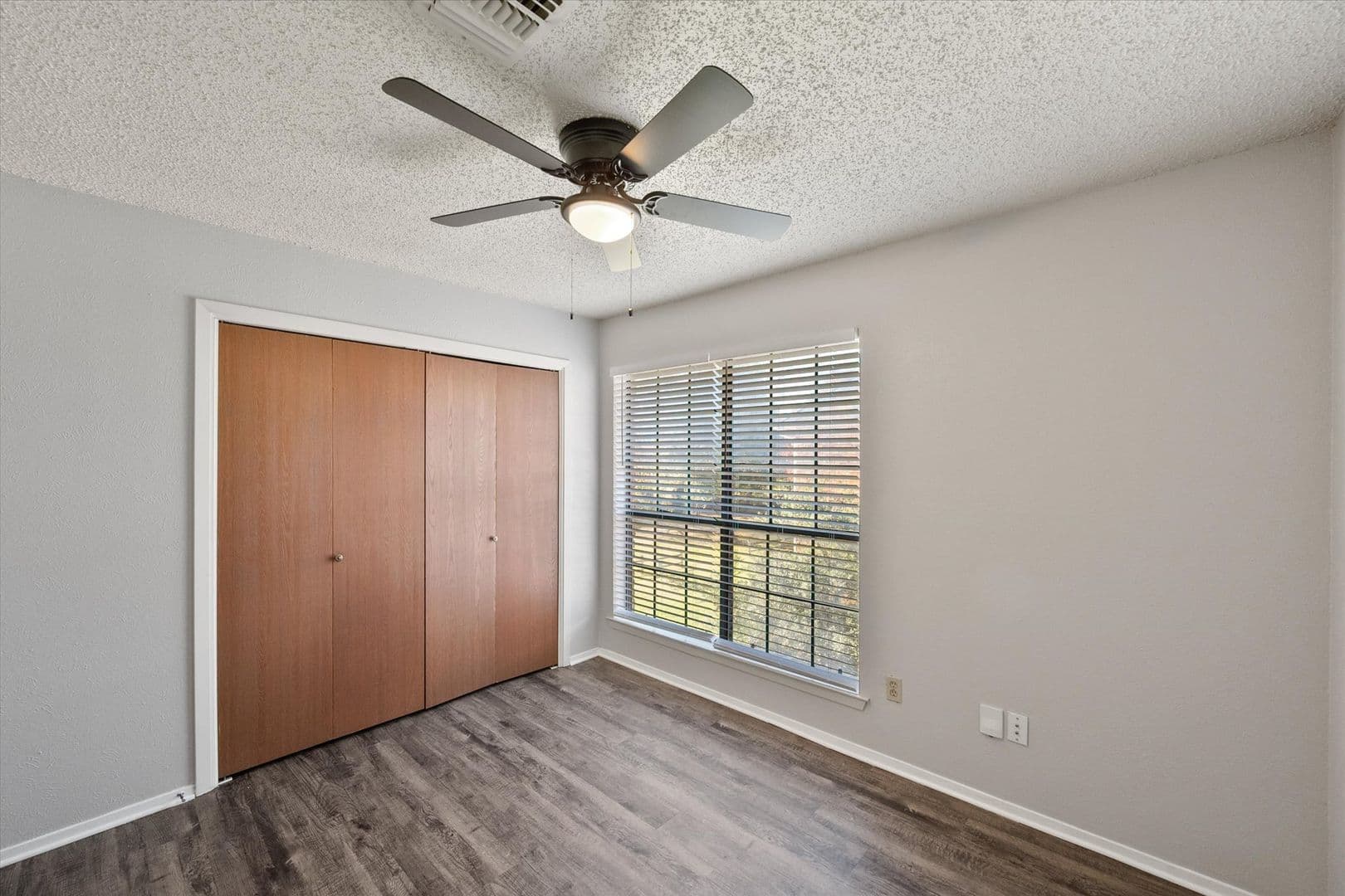 Euless Apartment: 406 E Denton Dr.