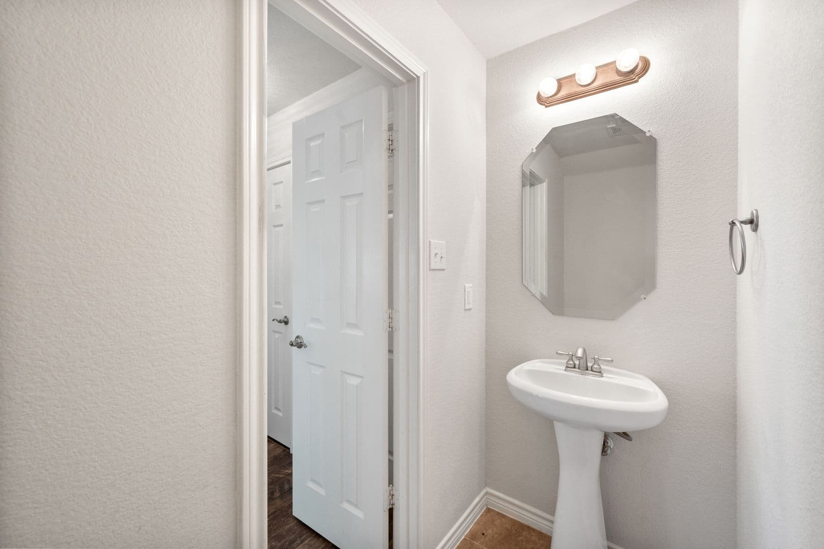 Mansfield House: 121 Monticello Dr