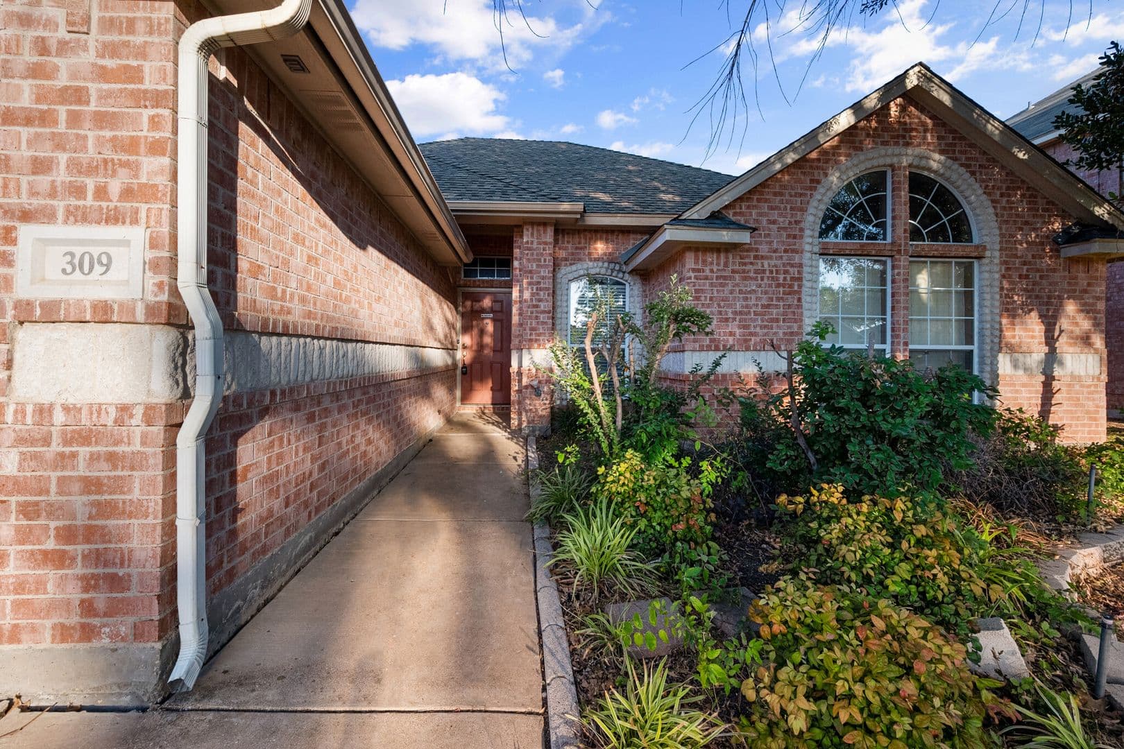 Burleson House: 309 Shane Ln
