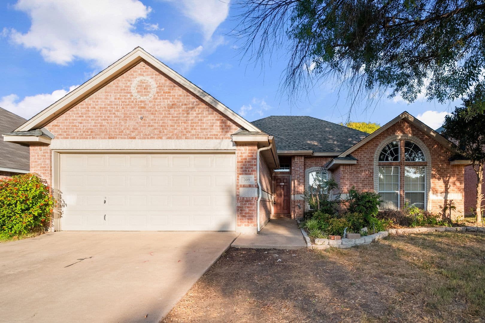 Burleson House: 309 Shane Ln