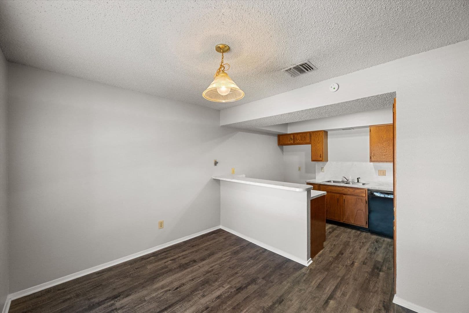 Euless Apartment: 406 E Denton Dr.