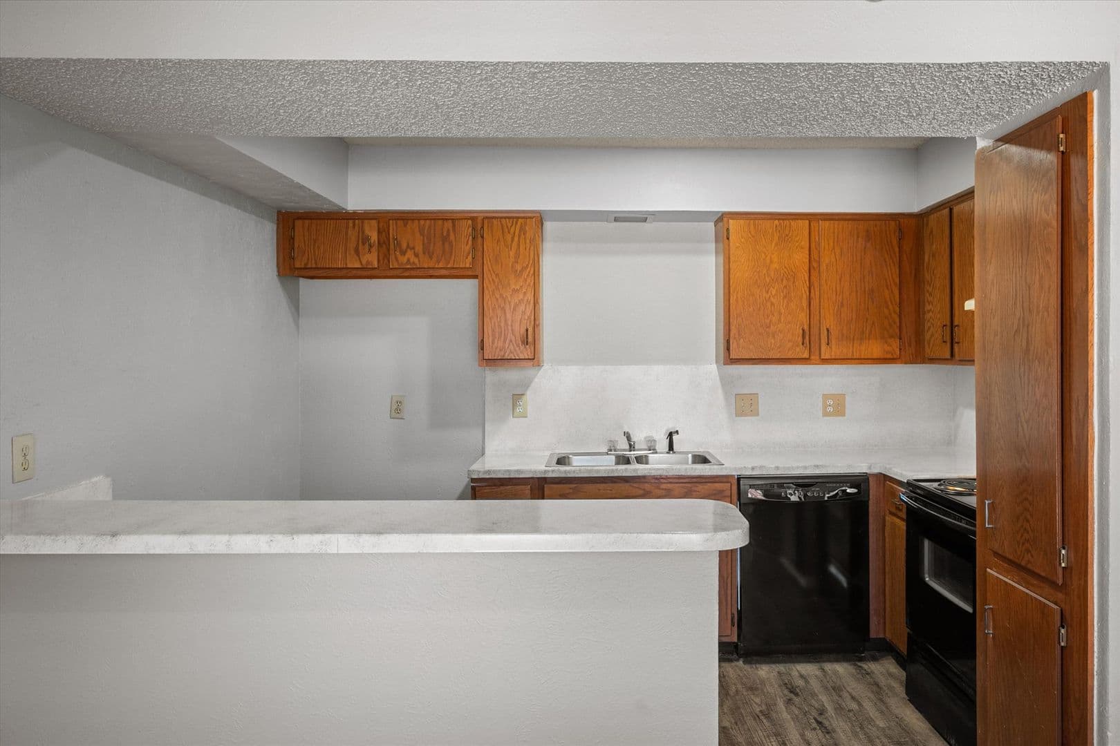 Euless Apartment: 406 E Denton Dr.