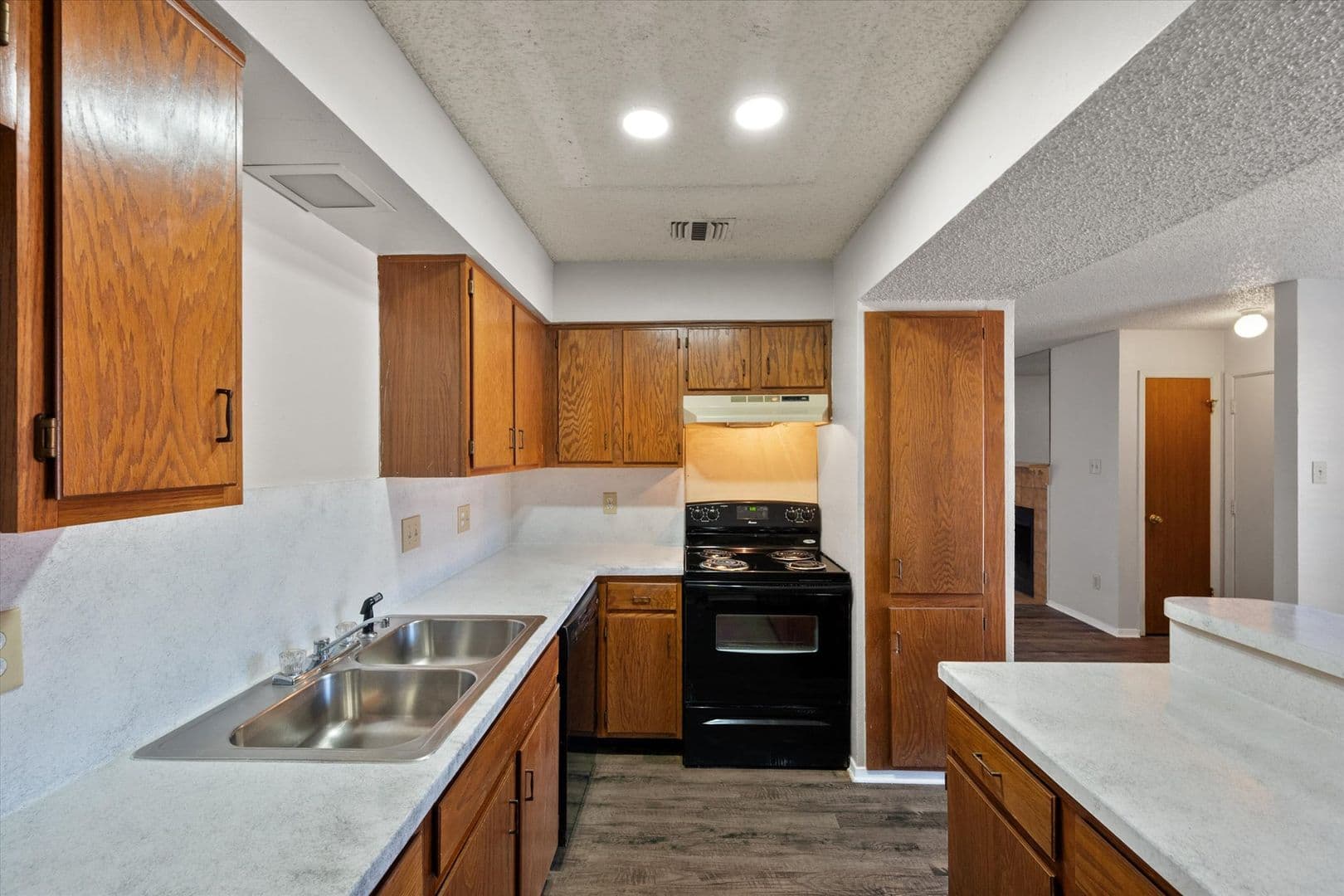Euless Apartment: 406 E Denton Dr.