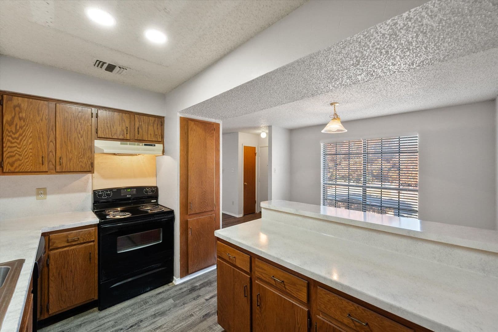 Euless Apartment: 406 E Denton Dr.