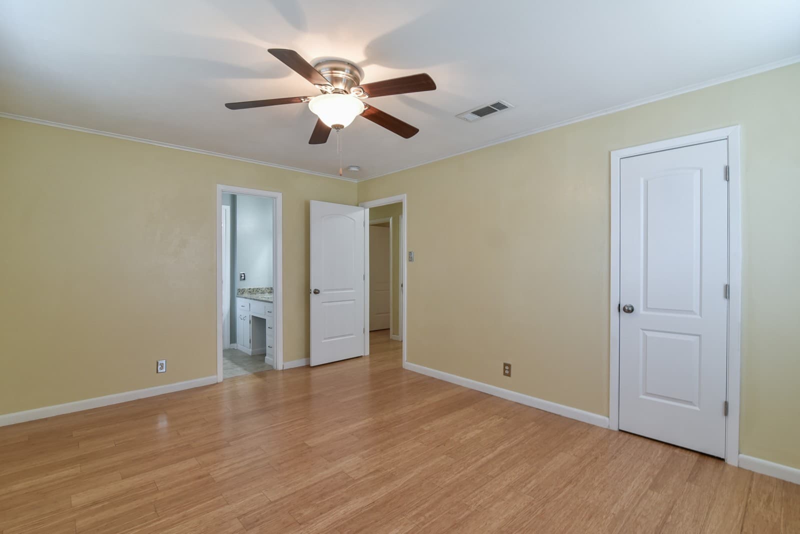 Fort Worth House: 7233 Overhill Rd
