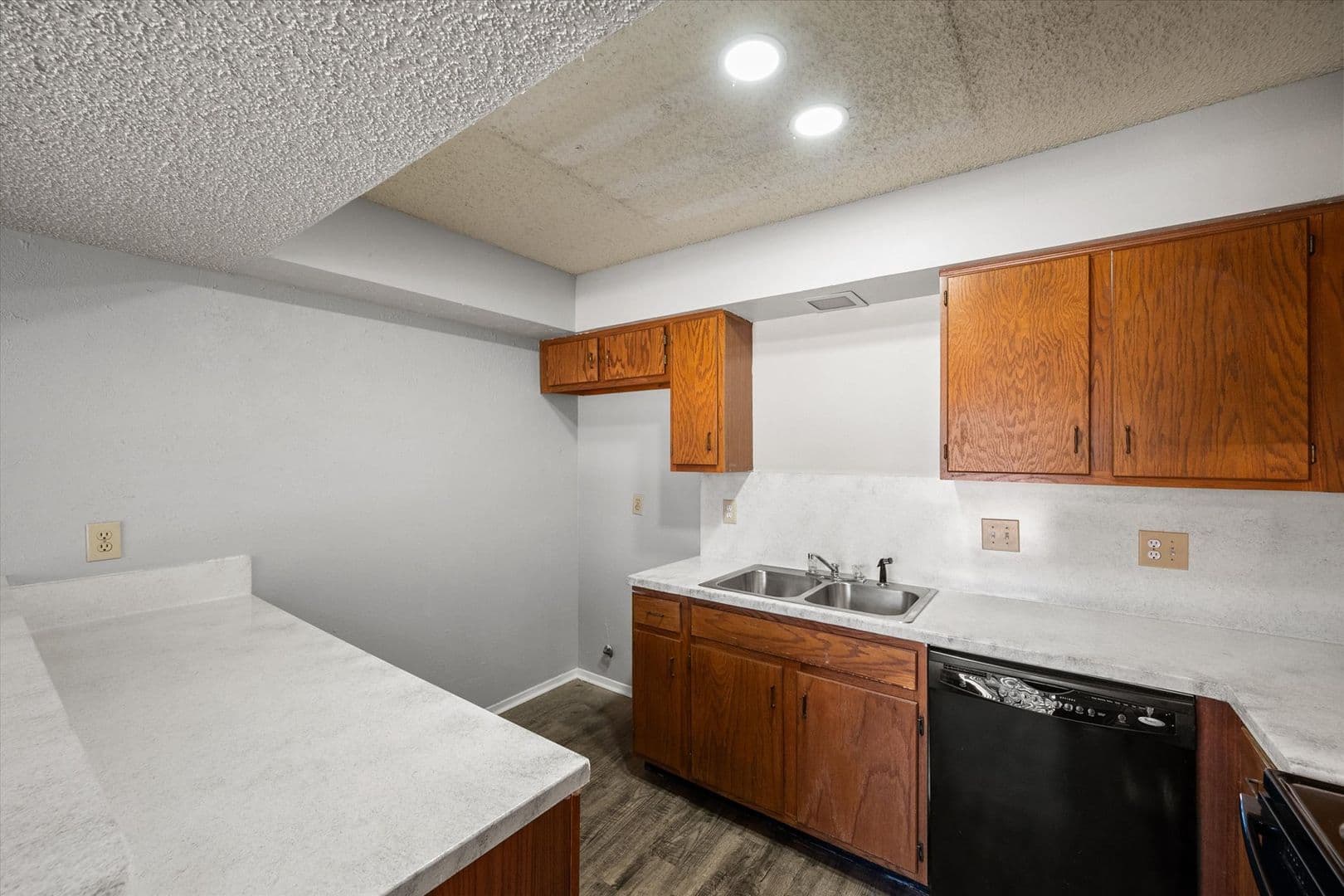 Euless Apartment: 406 E Denton Dr.