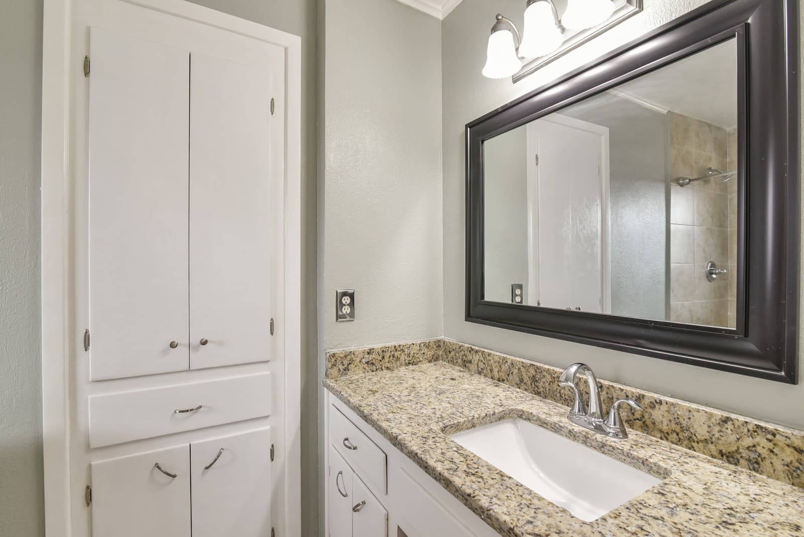 Fort Worth House: 7233 Overhill Rd