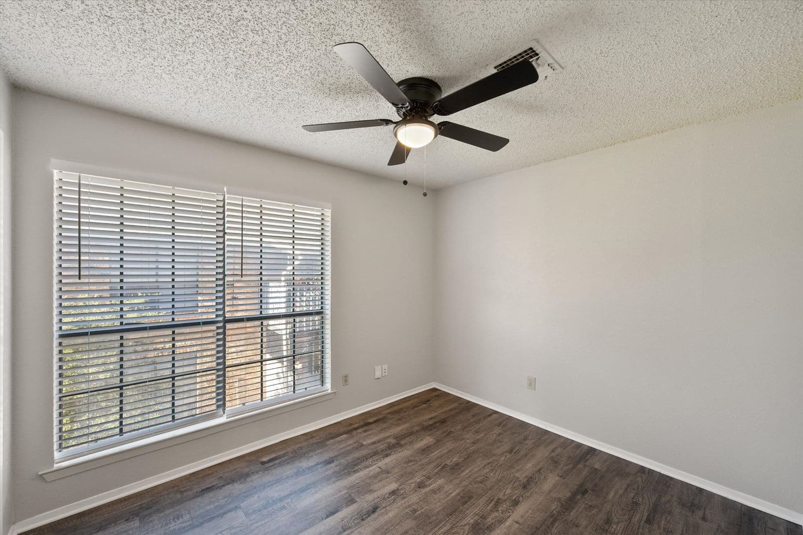 Euless Apartment: 406 E Denton Dr.