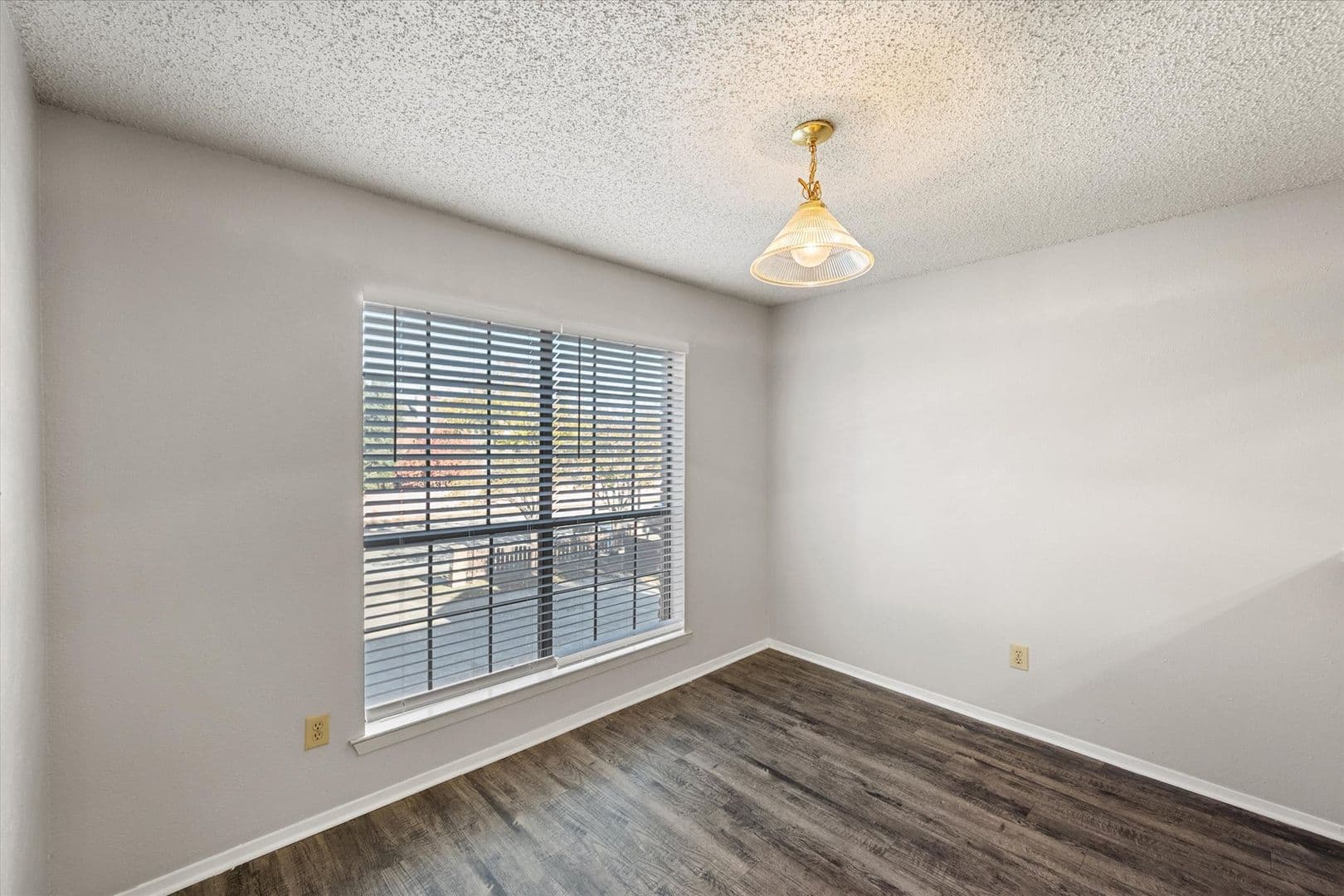 Euless Apartment: 406 E Denton Dr.