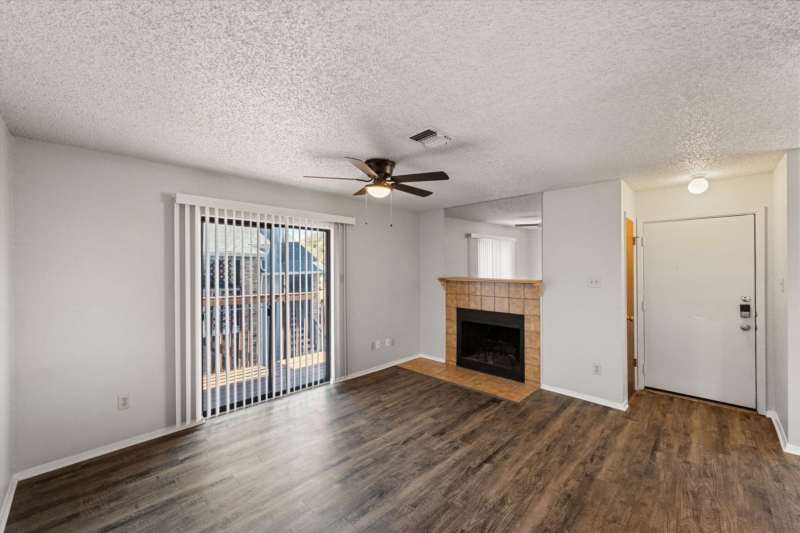 Euless Apartment: 406 E Denton Dr.