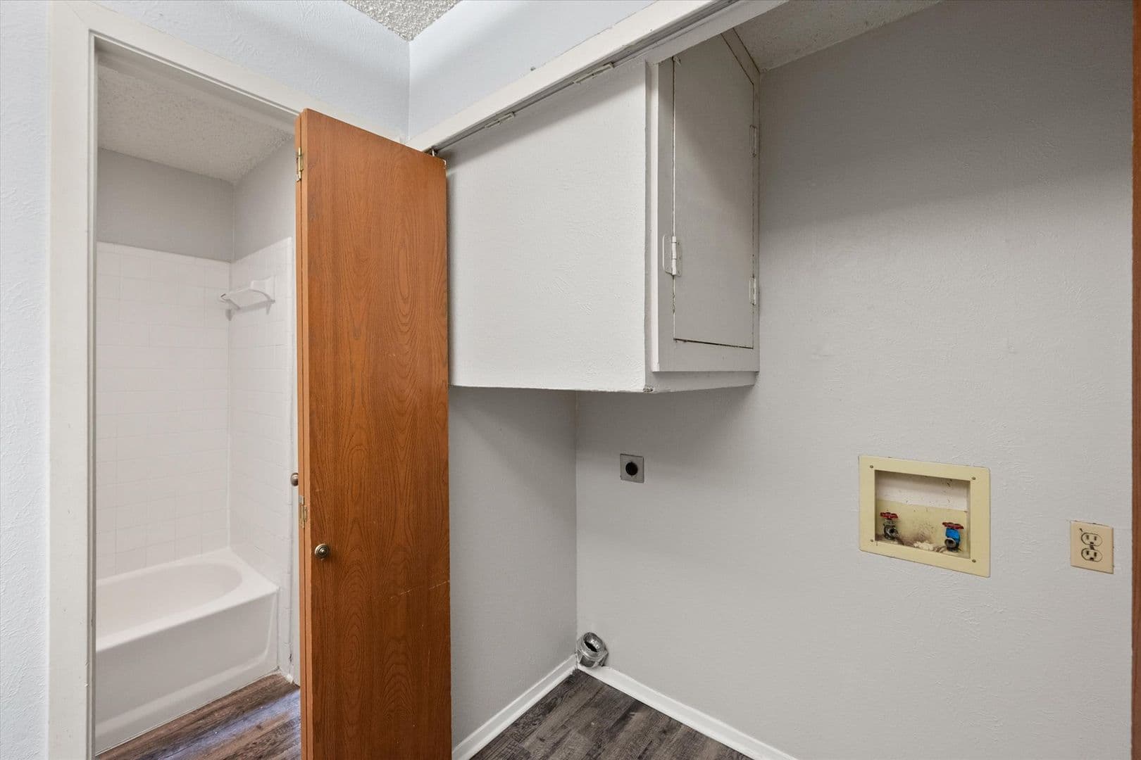Euless Apartment: 406 E Denton Dr.