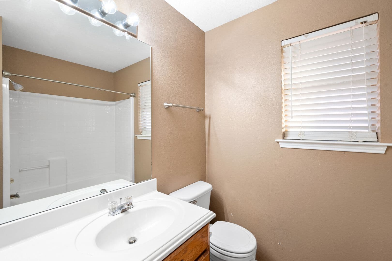 Burleson House: 309 Shane Ln