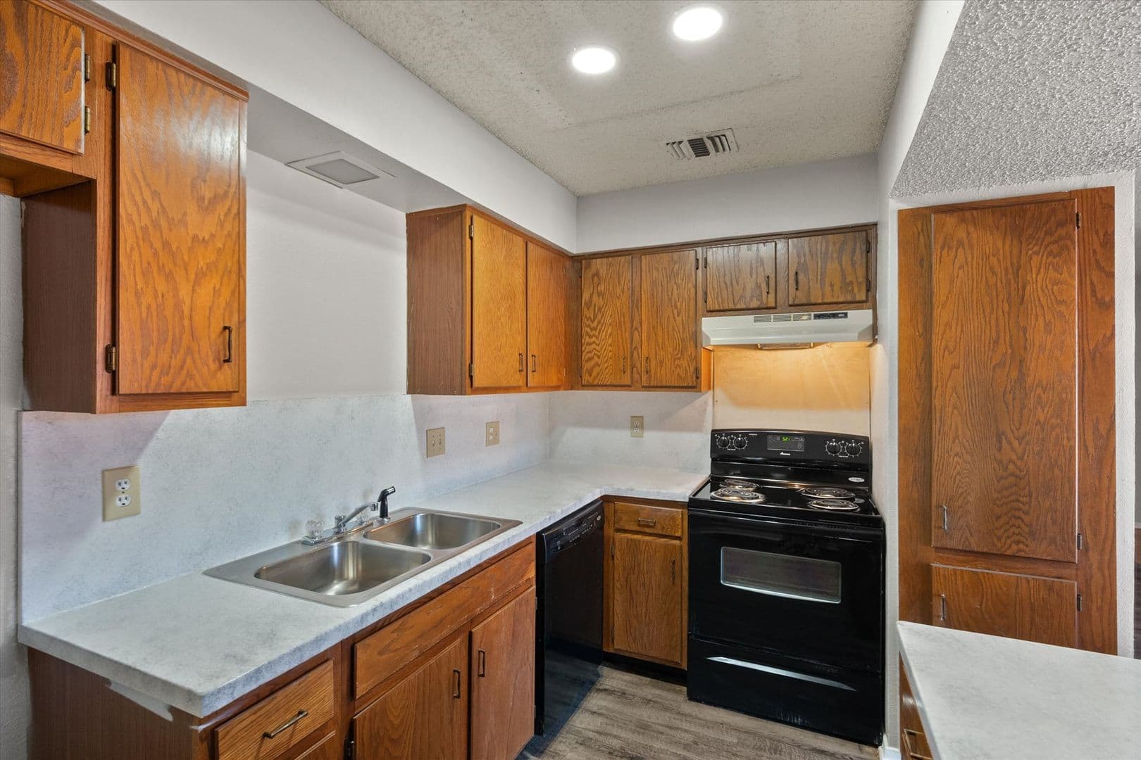 Euless Apartment: 406 E Denton Dr.