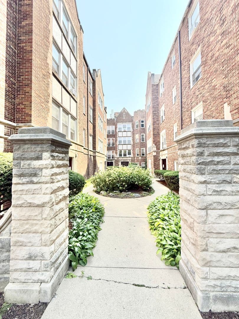 Chicago Apartment: 2801 W Lunt