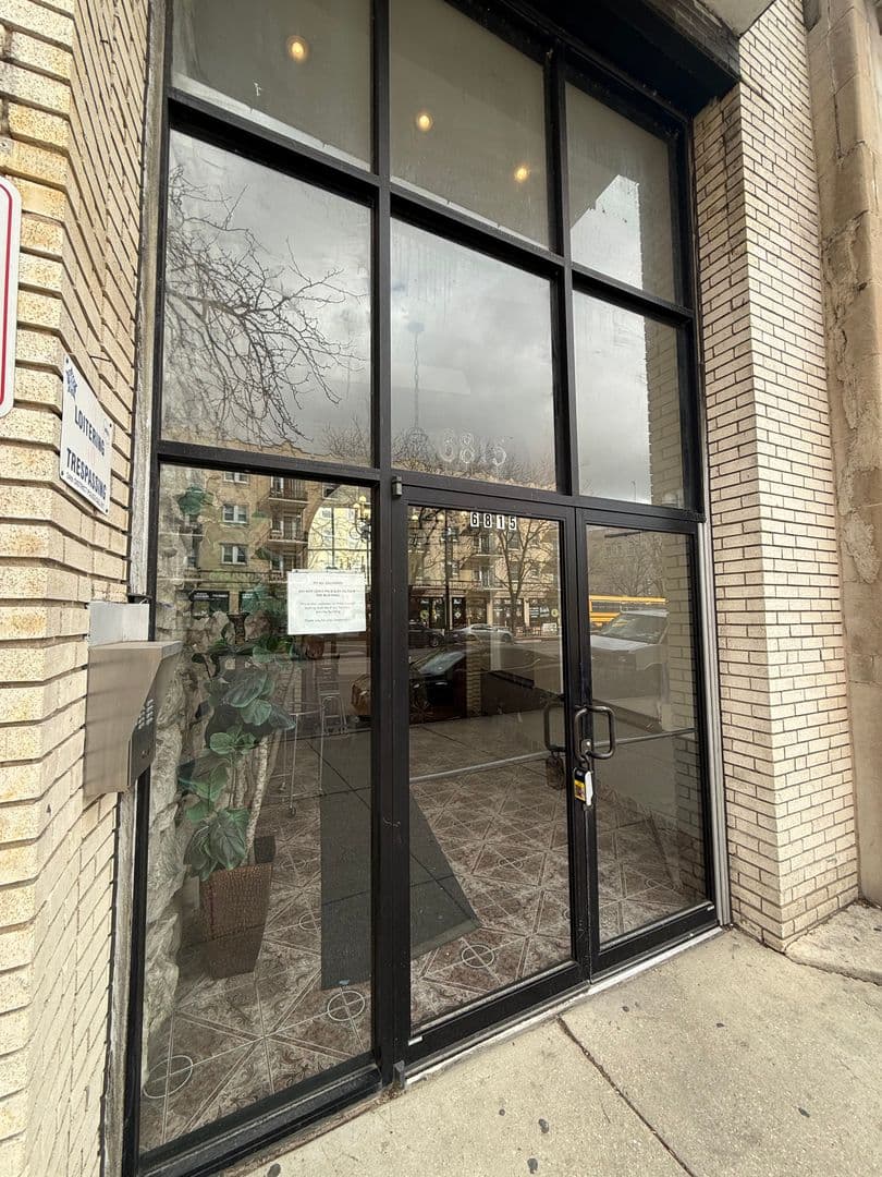 Chicago Apartment: 6815 N. Sheridan Rd.