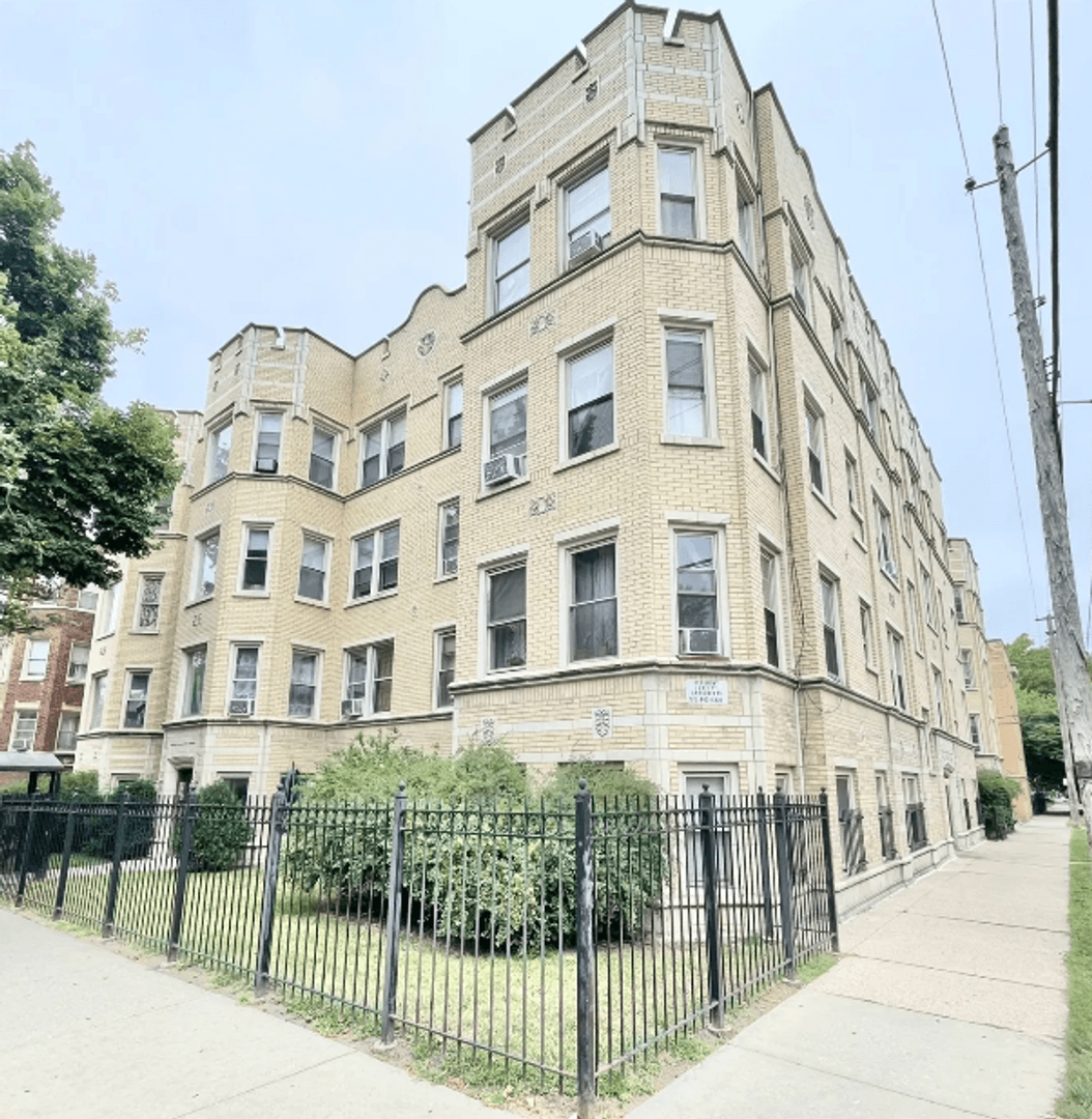 Chicago Apartment: 6300-10 N. Leavitt/2200-06 W Rosemont