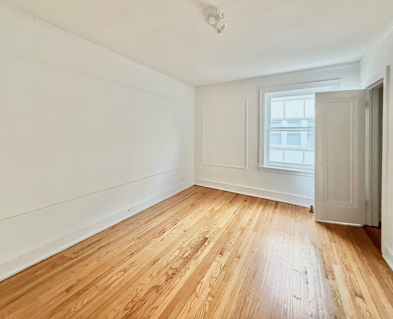 Chicago Apartment: 2801 W Lunt
