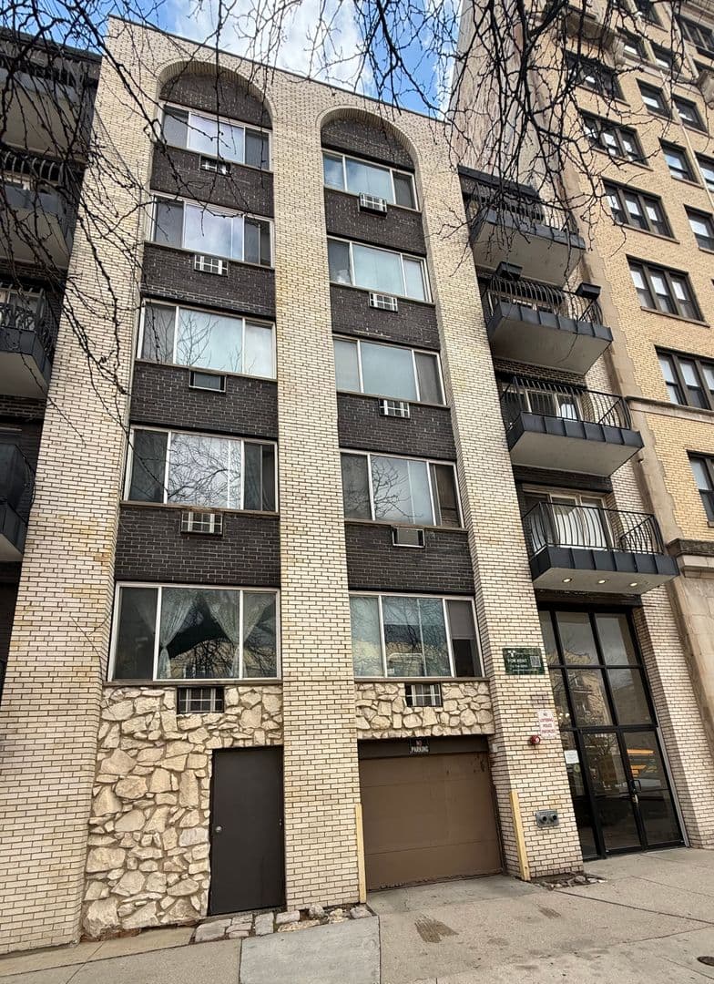 Chicago Apartment: 6815 N. Sheridan Rd.