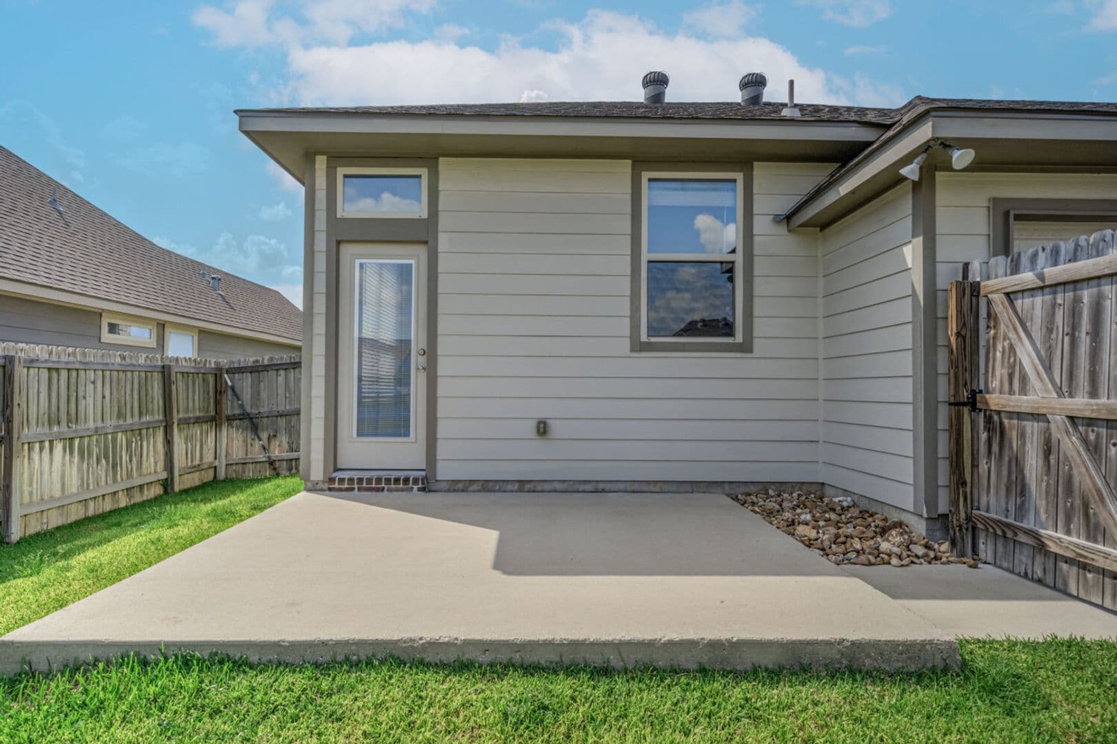 Bryan House: 2003 Viva Rd