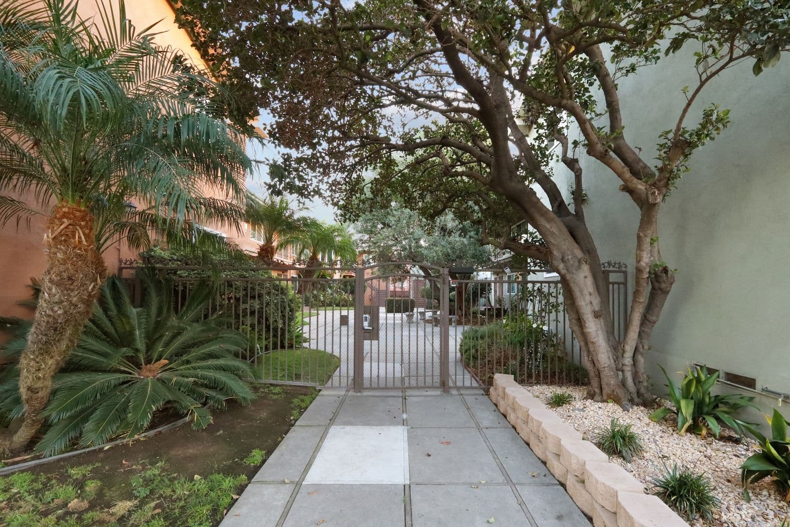 Long Beach Condo: 1020 E 2nd St Unit 08