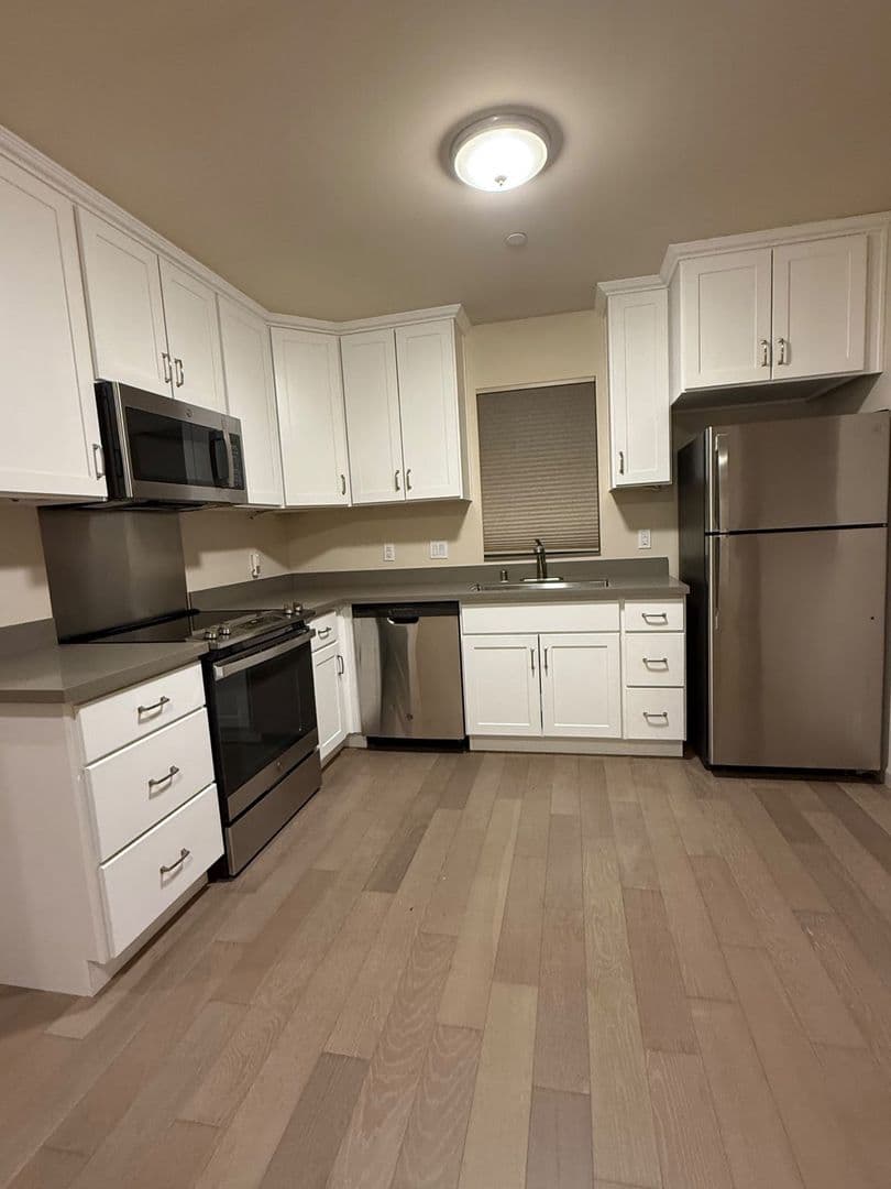 Menlo Park Apartment: 2025 Avy Ave