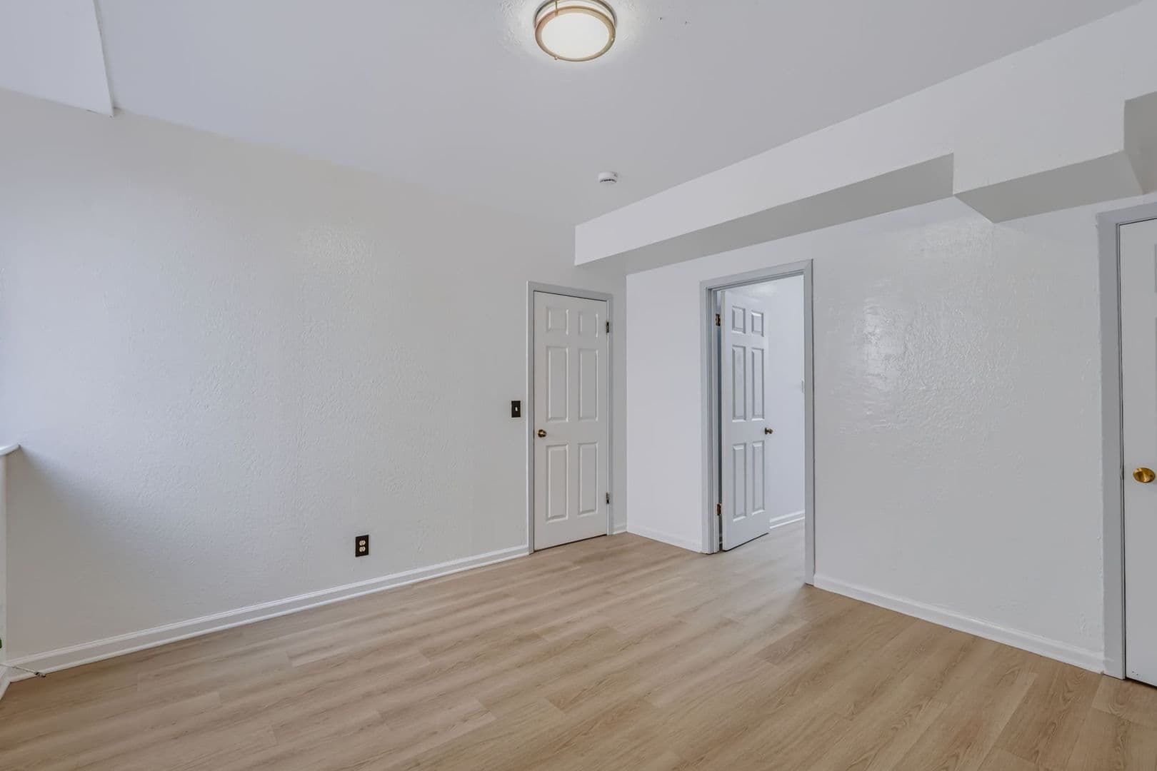 Daly City Apartment: 58 Vale St