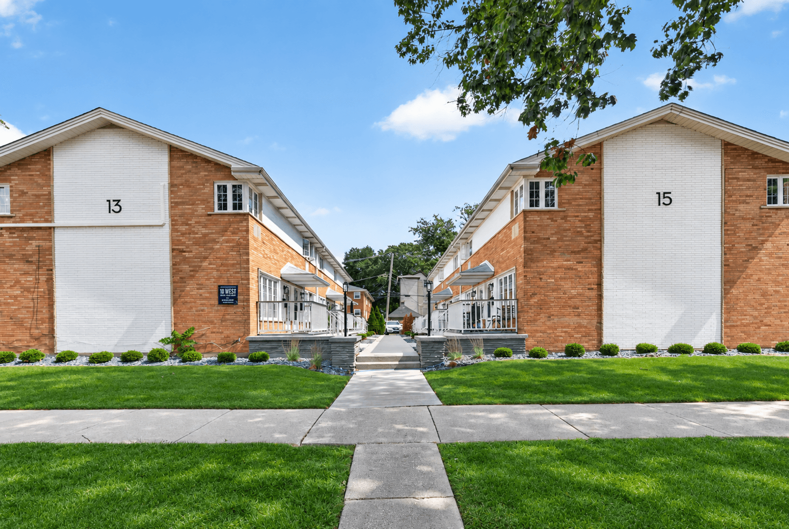 La Grange Apartment: 13-15 S Waiola Ave