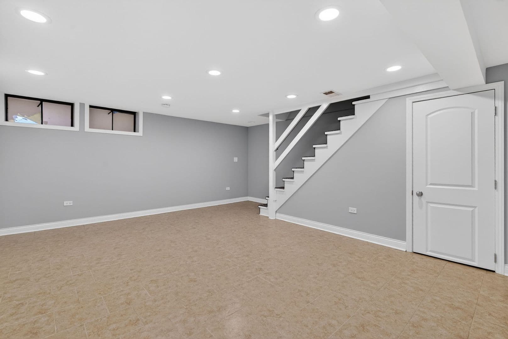 La Grange Apartment: 13-15 S Waiola Ave