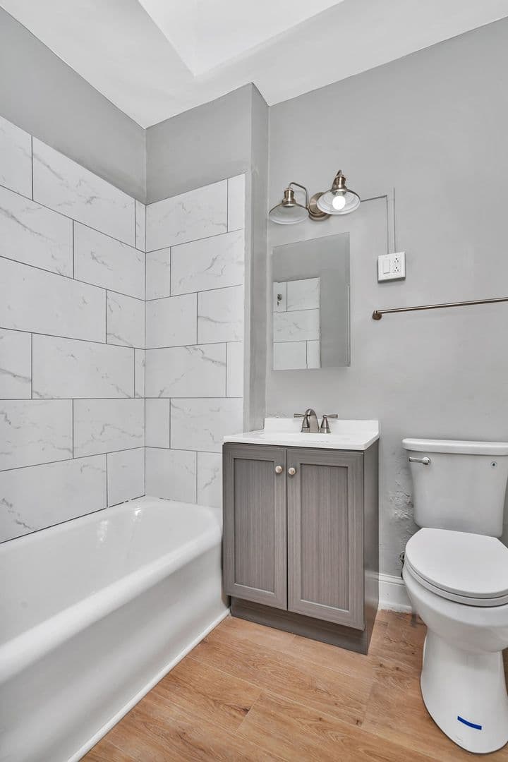 La Grange Apartment: 806-808 Arlington Ave