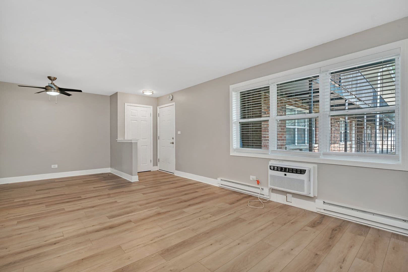 Glen Ellyn Apartment: 25 Briar St