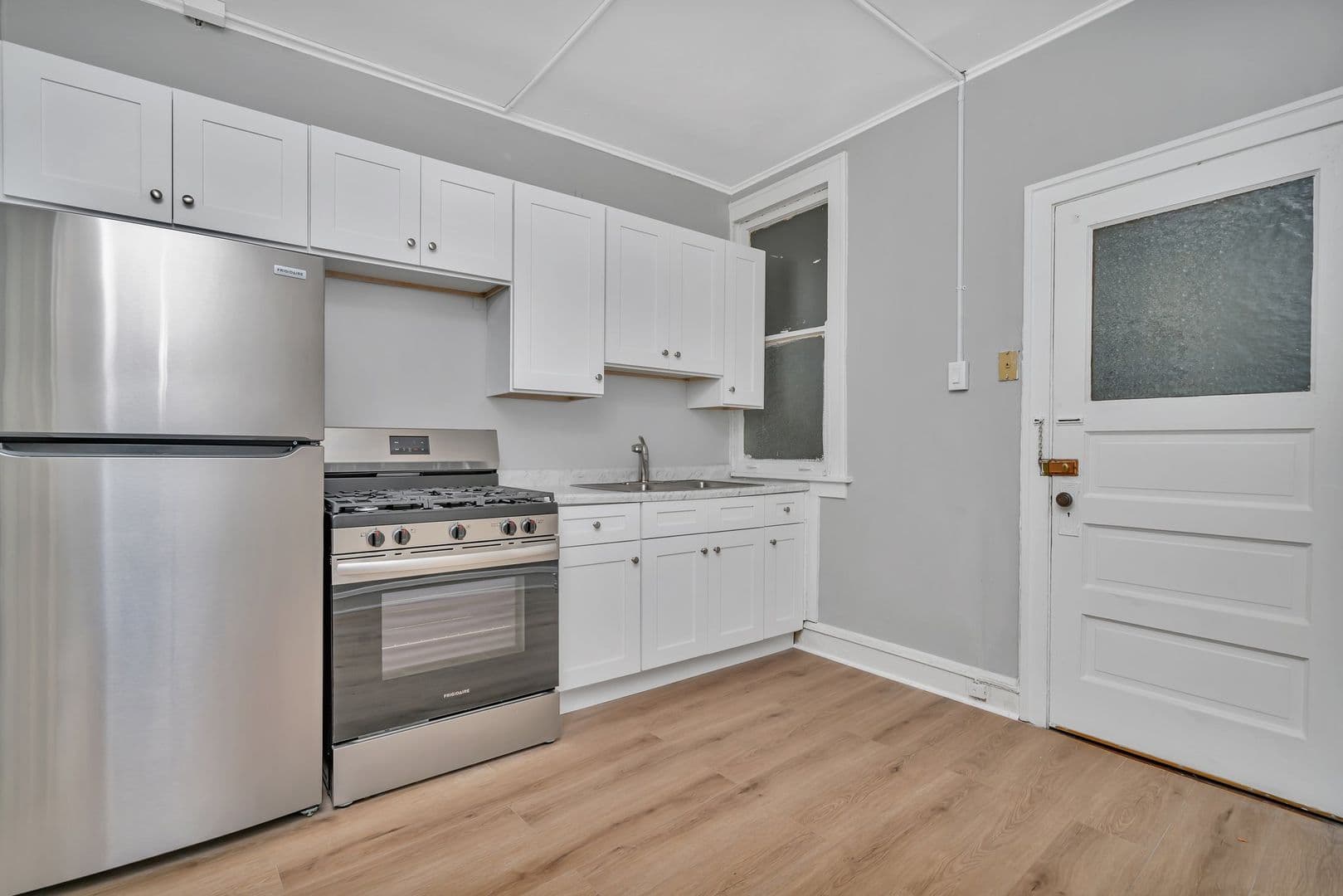 La Grange Apartment: 806-808 Arlington Ave