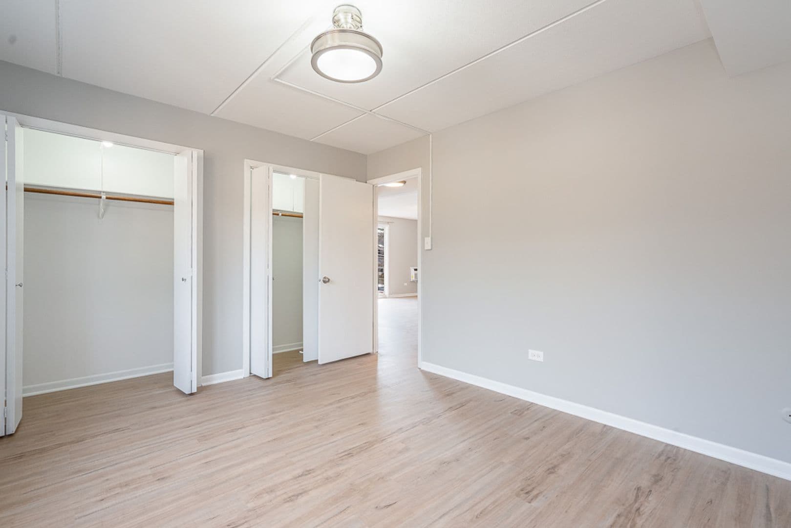 La Grange Apartment: 21 S Waiola Ave.