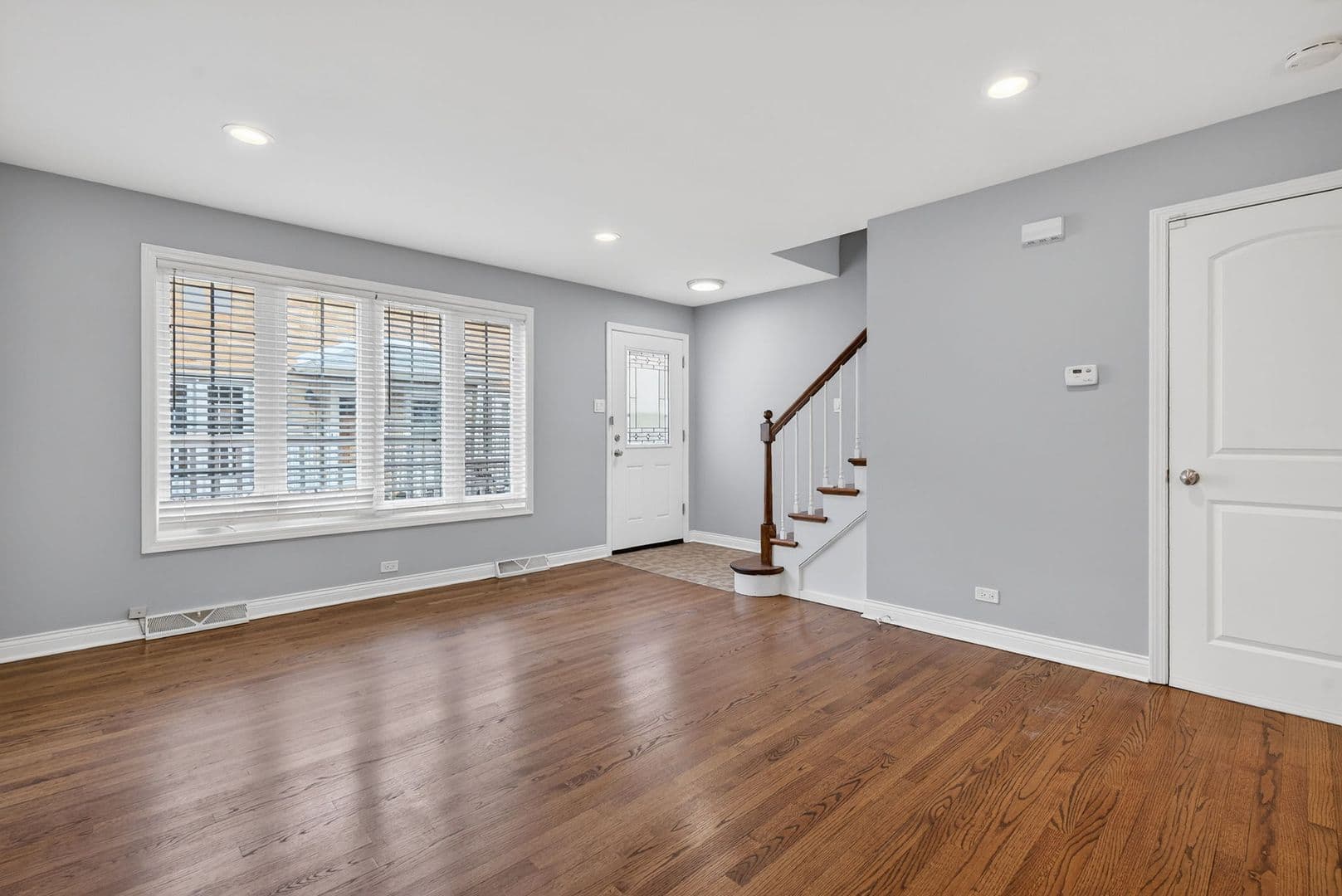 La Grange Apartment: 13-15 S Waiola Ave