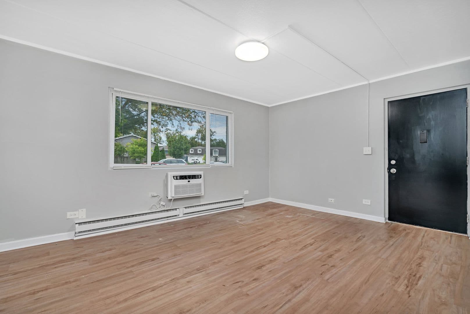 Elmhurst Apartment: 315-329 Kimbell Ave.
