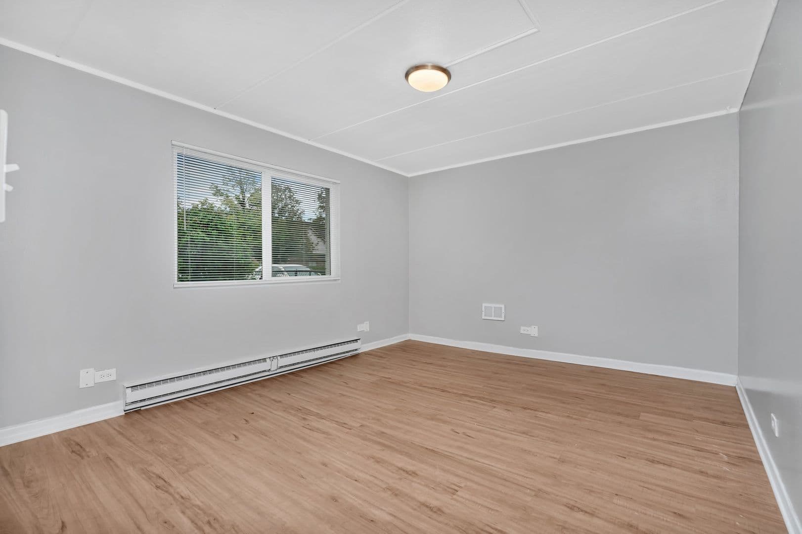 Elmhurst Apartment: 315-329 Kimbell Ave.