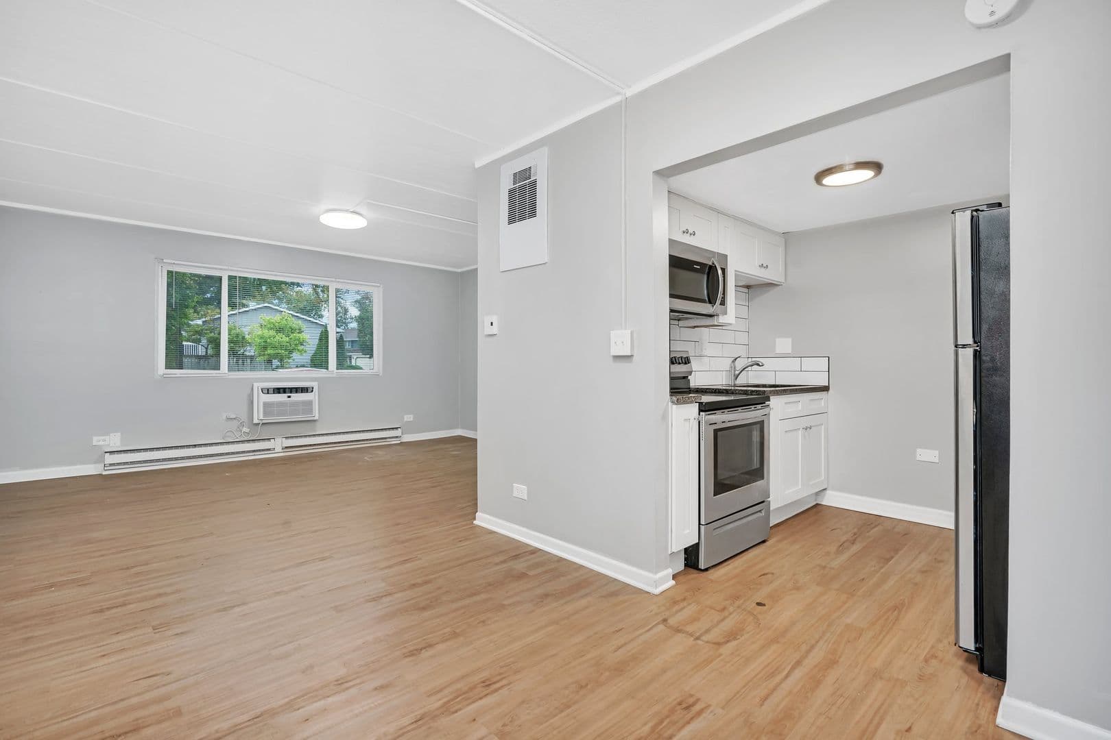 Elmhurst Apartment: 315-329 Kimbell Ave.