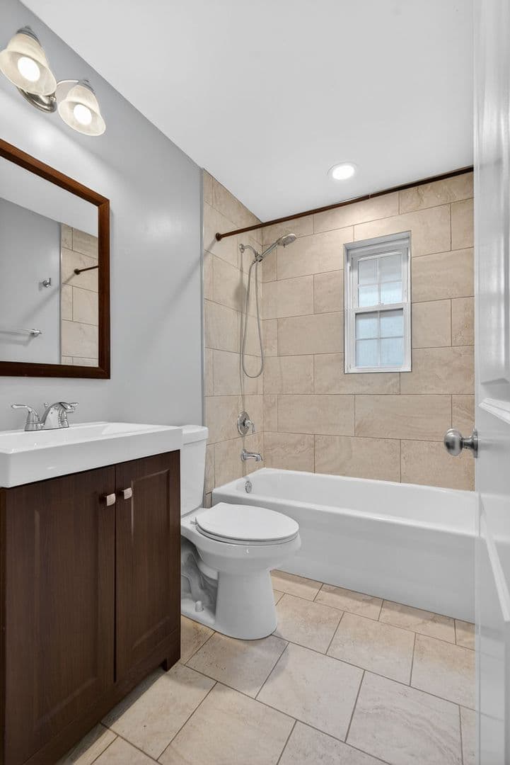 La Grange Apartment: 13-15 S Waiola Ave
