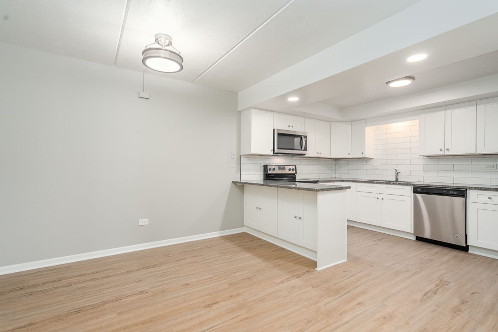 La Grange Apartment: 21 S Waiola Ave.